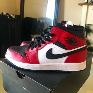 Air Jordan 1 Mid ‘Chicago Black Toe’- Size US 7.5